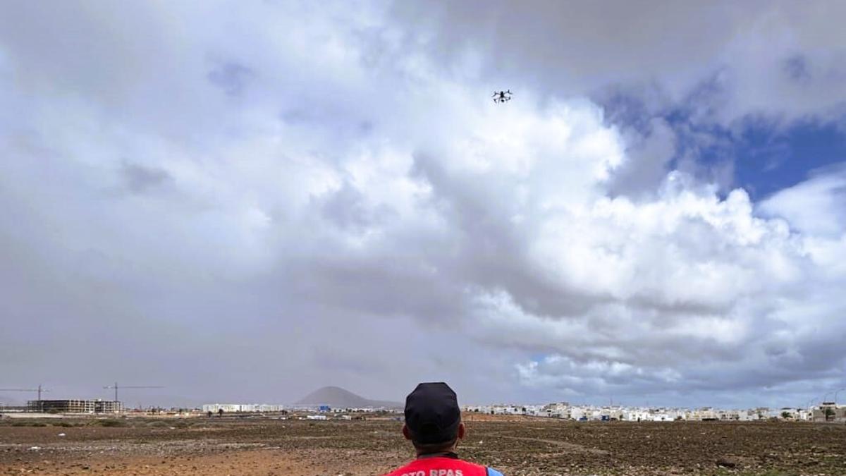 El dron de la Policía Local de Arrecife capta in fraganti a una persona vendiendo drogas en un parque público de la ciudad