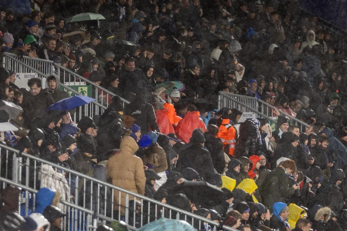 La Cruz Roja ha tenido que atender a los aficionados en la grada.