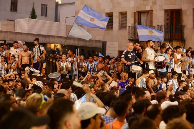 El centro de Alicante, lleno de hinchas argentinos para ver la semifinal del Mundial frente a Inglaterra