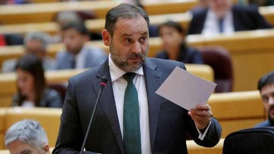 José Luis Ábalos, ayer, en el Senado. // Efe/Emilio Naranjo