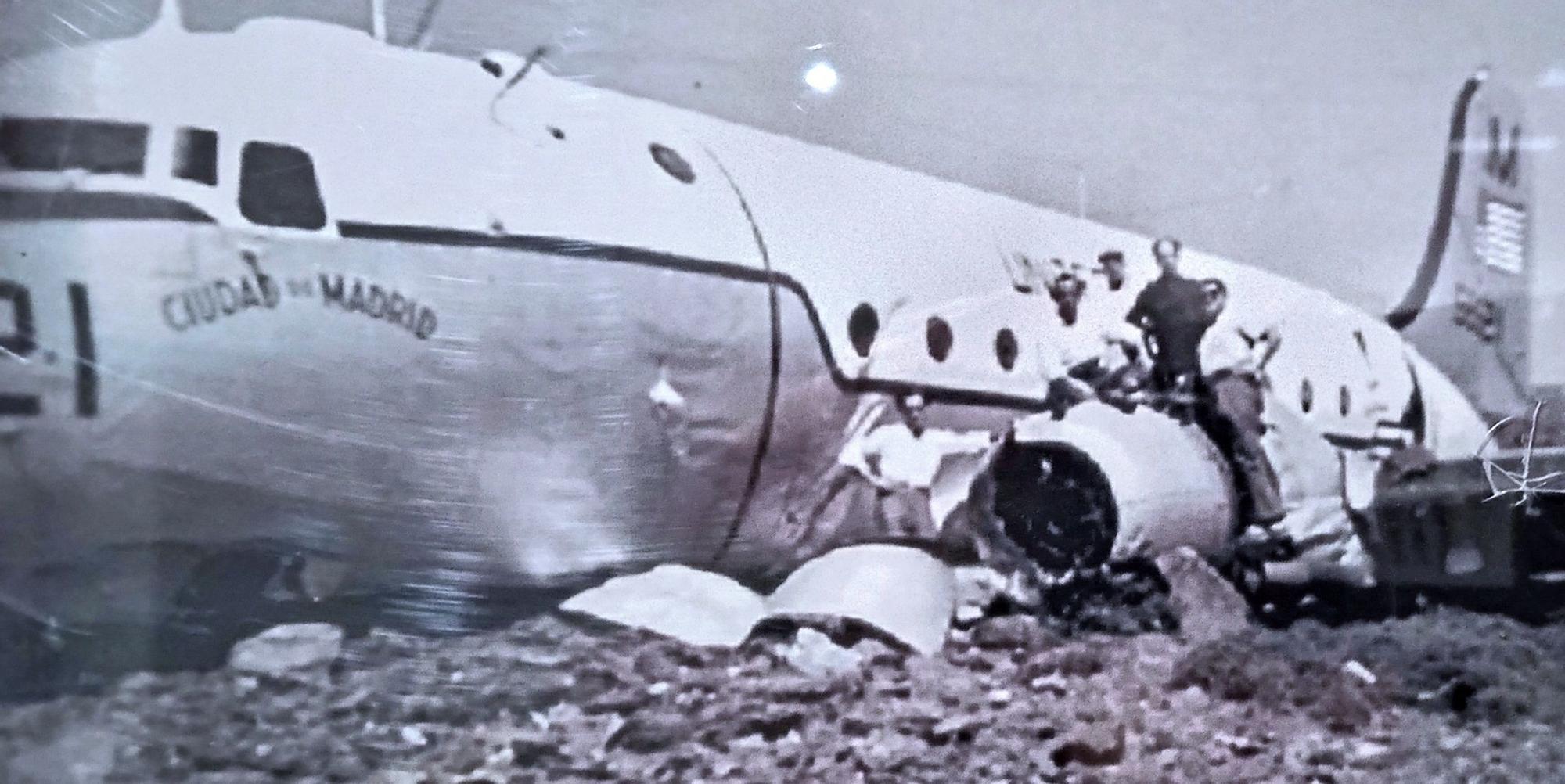 Lugareños posan junto al avión accidentado, meses después del suceso.jpg