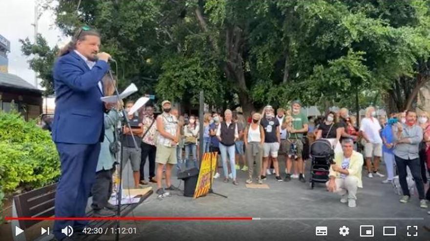 Lukas Grüter bei seiner Rede auf der Plaça d&#039;Espanya am Samstag (29.8.)