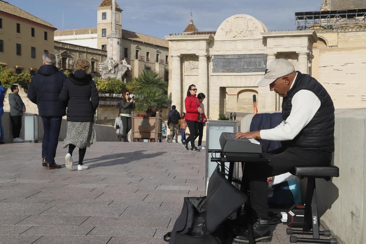 Uno de los músicos del Puente Romano.
