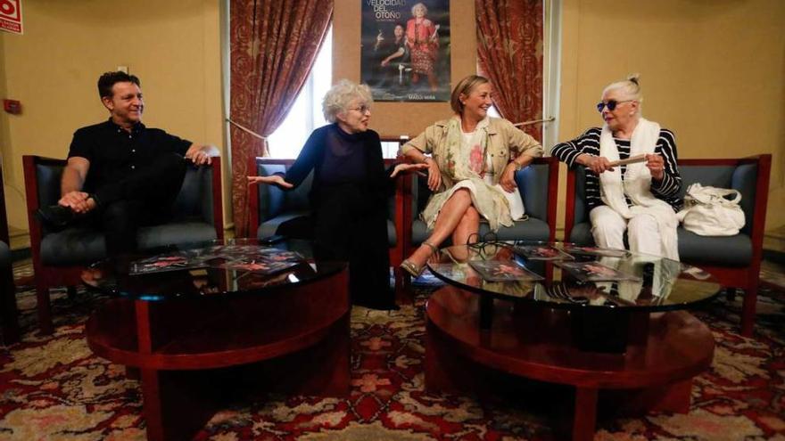 Por la izquierda, Juanjo Artero, Magüi Mira, Mariví Monteserín y Lola Herrera, ayer, en el teatro Palacio Valdés, durante la presentación del espectáculo &quot;La velocidad del otoño&quot;.