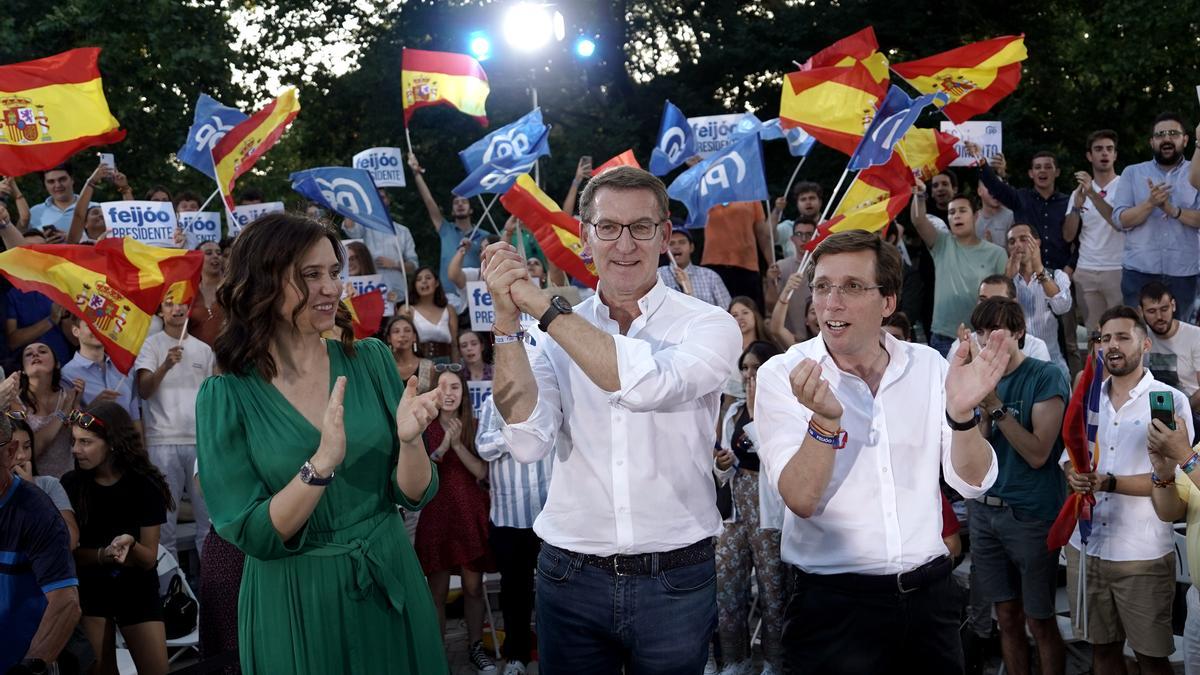 Feijóo, Ayuso y Martínez Almeida en el mitin de cierre de campaña del 23J del Partido Popular.
