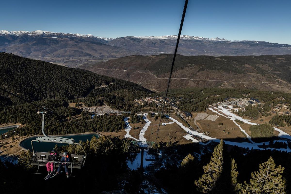 El aumento de las temperaturas significa que la gran mayoría de las estaciones de esquí del mundo ya dependen de la nieve artificial para aumentar la capa de nieve y prolongar la temporada, pero una racha récord de clima templado a fines de diciembre significa que incluso la nieve artificial ya no es posible en algunas áreas como en La Molina