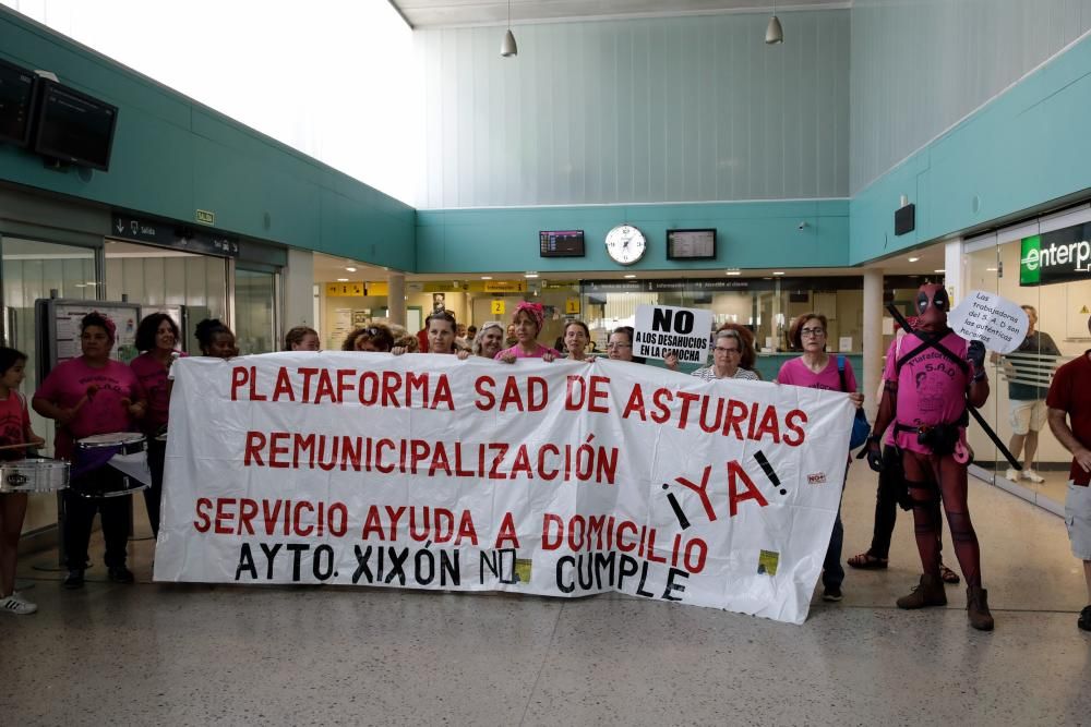 La llegada del Tren negro a Gijón da comienzo a la Semana Negra