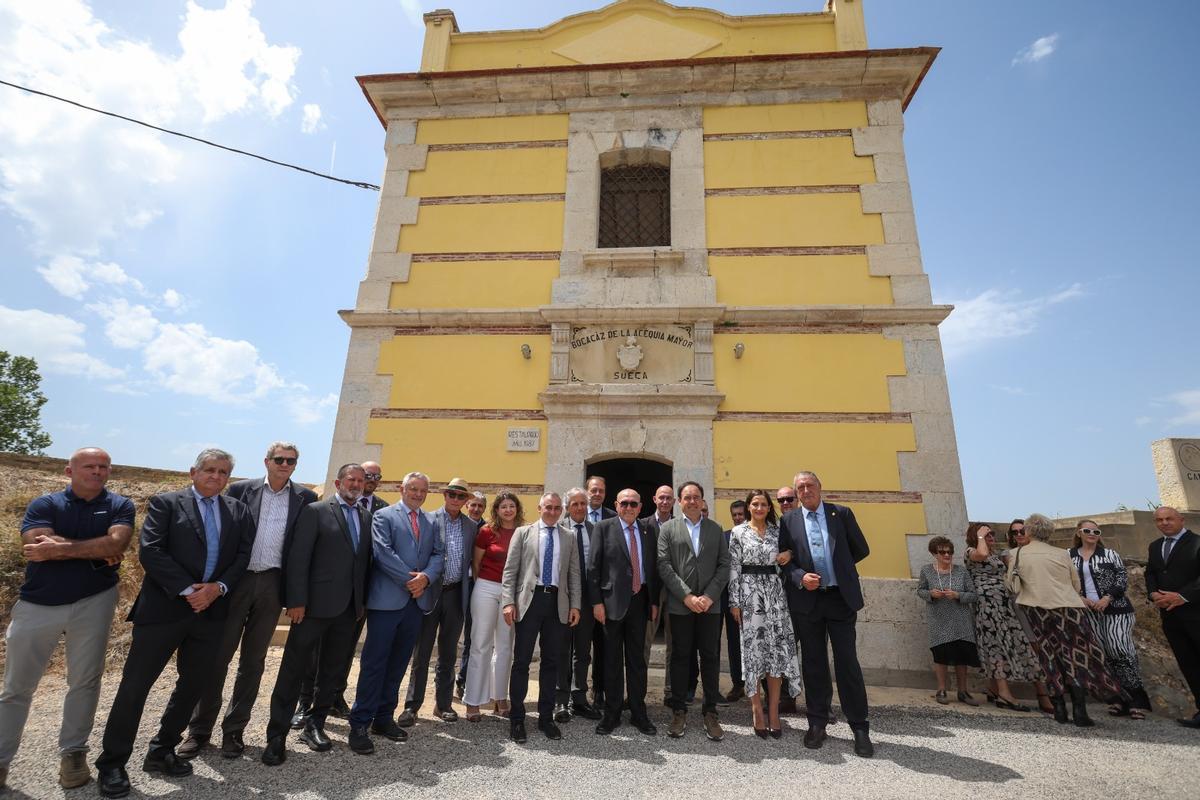 Regantes y autoridades, esta miércoles, en el Cano de Múzquiz de Sueca.