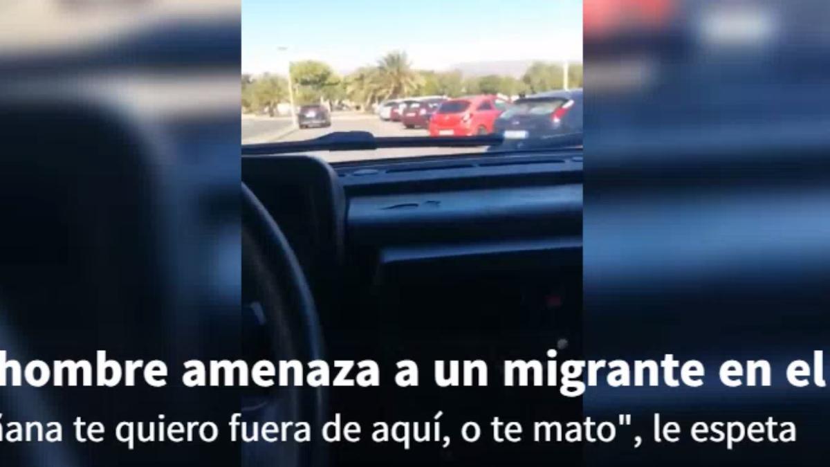 Un hombre amenaza a un joven migrante en el Sur