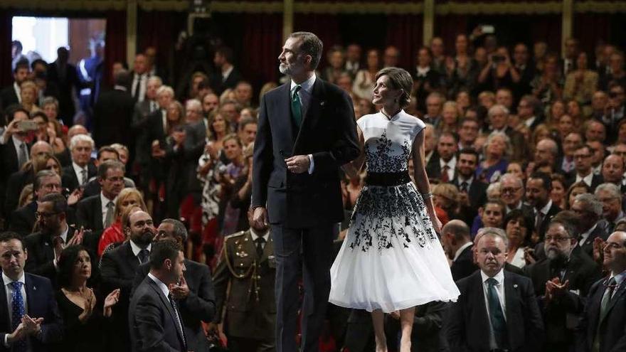 Letizia y el rey Felipe a su llegada a la entrega de los premios Princesa de Asturias 2017.