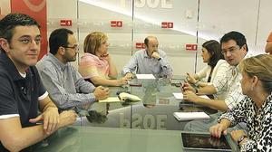 Alfredo Pérez Rubalcaba s’ha reunit amb Elena Valenciano, Óscar López, Antonio Hernando, Soraya Rodríguez i Eduardo Madina.