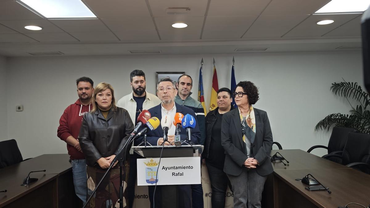 El centro Manuel Pineda, a la izquierda, su sucesora en el cargo Noemí Cutillas
