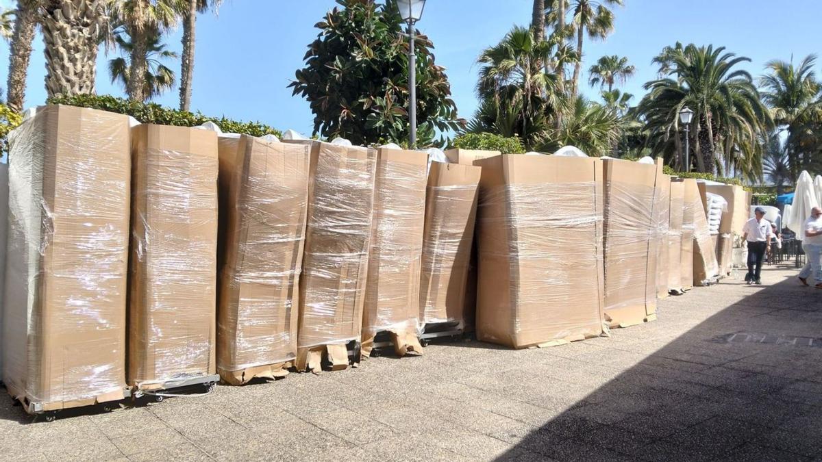 Las nuevas hamacas del complejo, embaladas. | EL DÍA