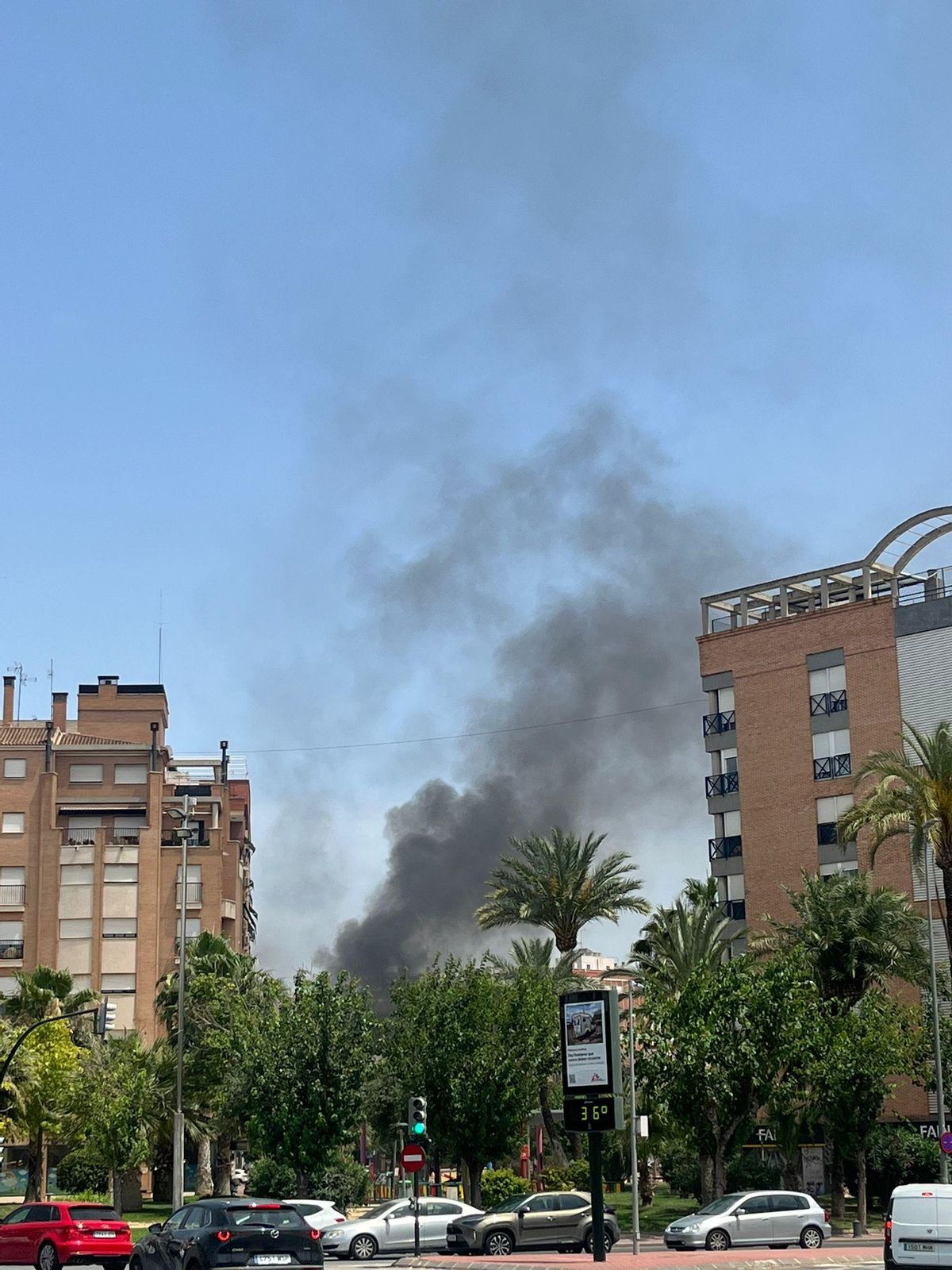 Columna de humo negro procedente del fuego, vista desde Ronda Norte