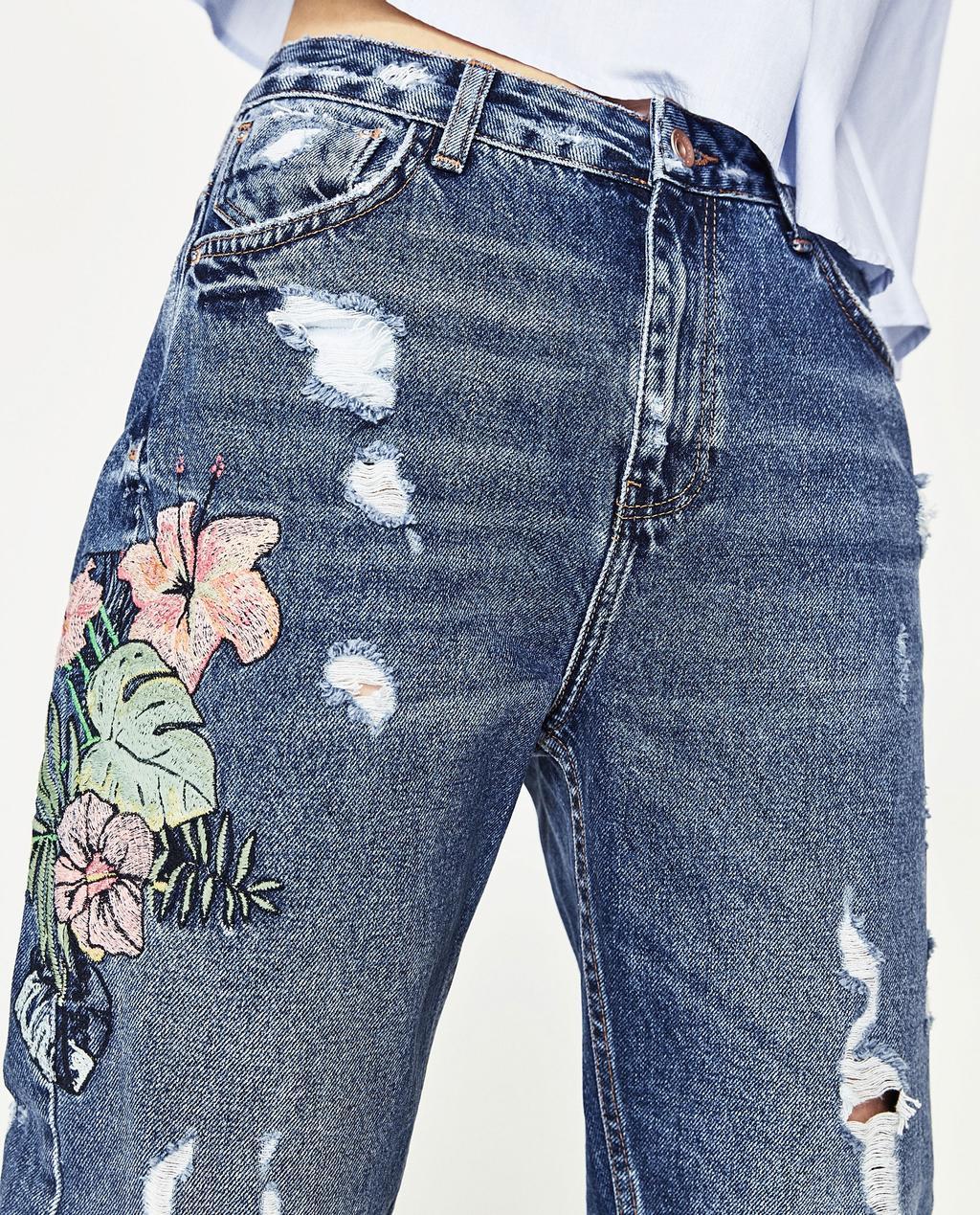 Vaqueros rotos con flores tropicales bordadas
