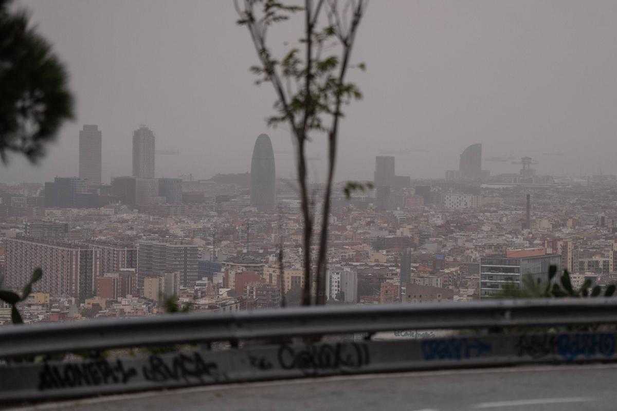La calitja, la pols en suspensió procedent del nord d'Àfrica, arriba a Barcelona