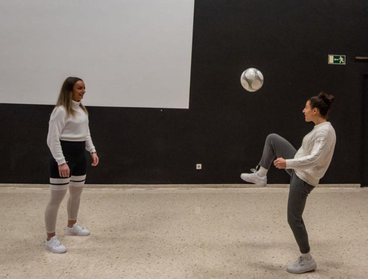 Ambra y Vero juegan en Teixeiro.   | // CASTELEIRO