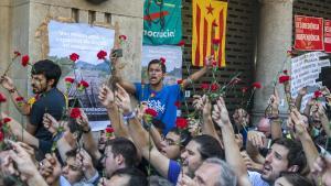 Manifestantes ante la sede de la Conselleria d’Economia, en la rambla de Catalunya de Barcelona.