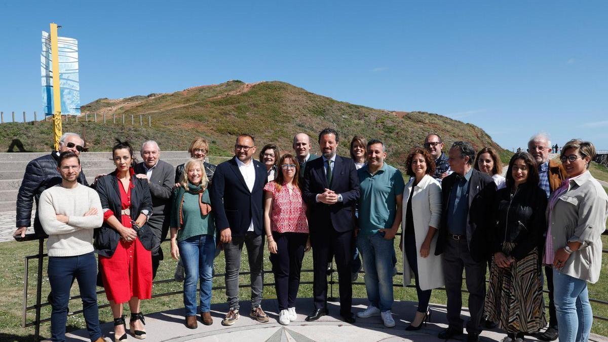 Eloy Alonso, en el centro, con los integrantes de su candidatura