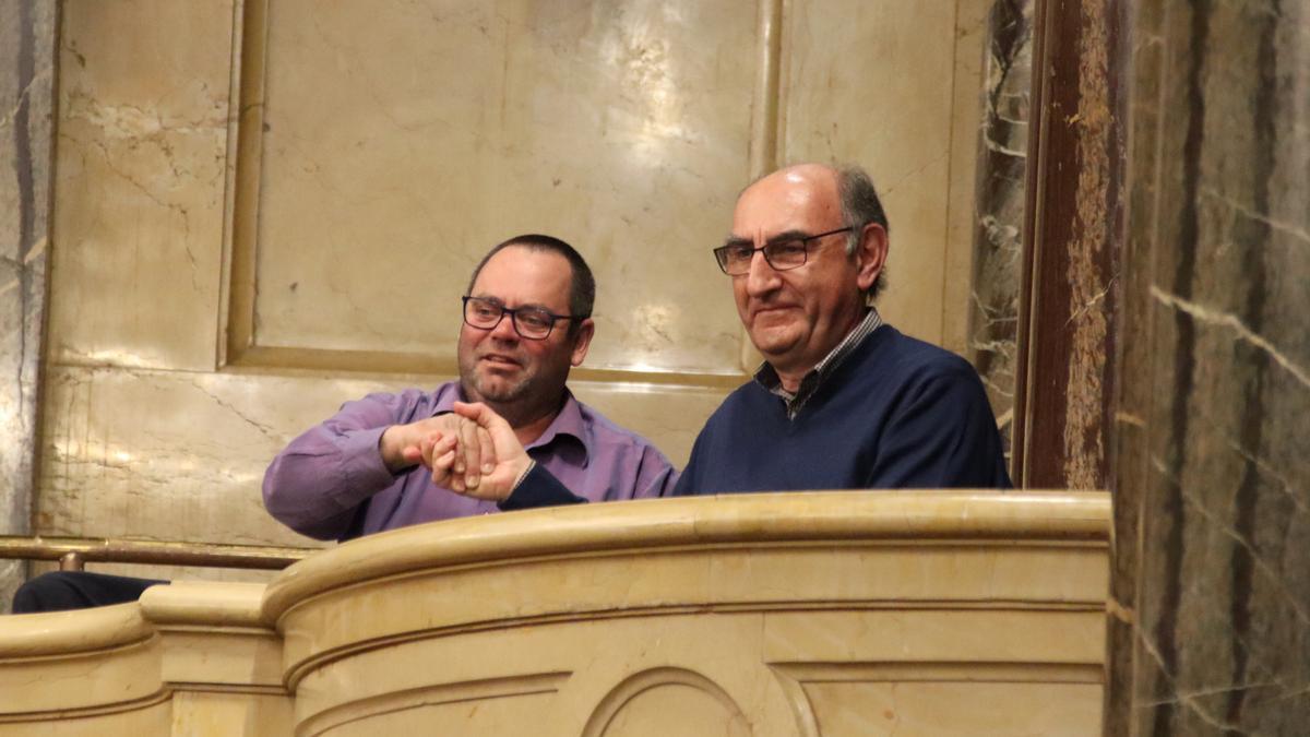 Els alcaldes de Biosca i Torà, Josep Puig i Magí Coscollola, encaixant mans després que el ple hagi aprovat la llei que permet segregar els dos municipis de la Segarra i incorporar-los al Solsonès