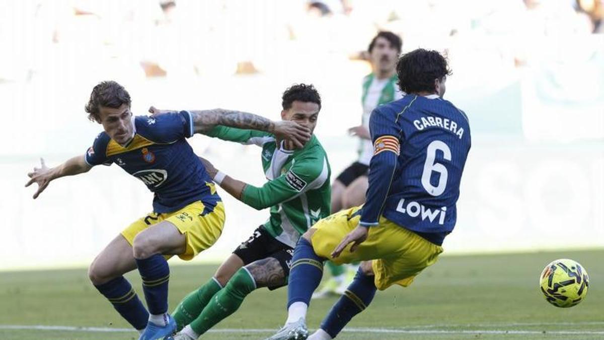 Redención a medias: el Espanyol rasca un dulce empate en Sevilla gracias a San Dmitrovic