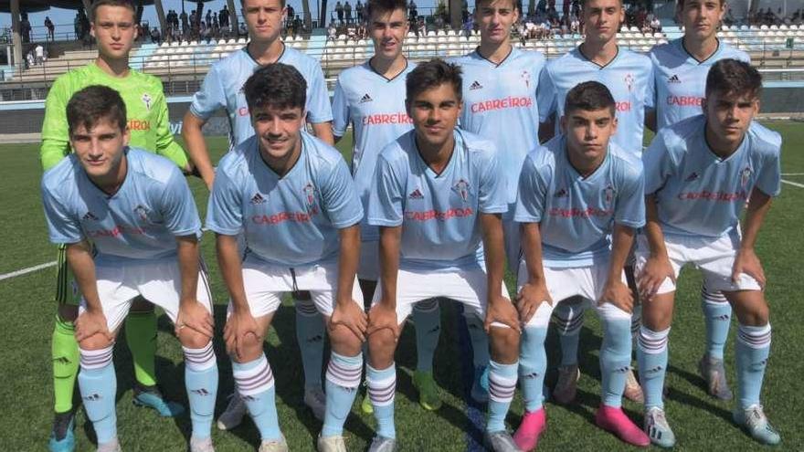 Arriba, el equipo del Celta que ganó al Deportivo el pasado sábado en A Madroa. // E. A.