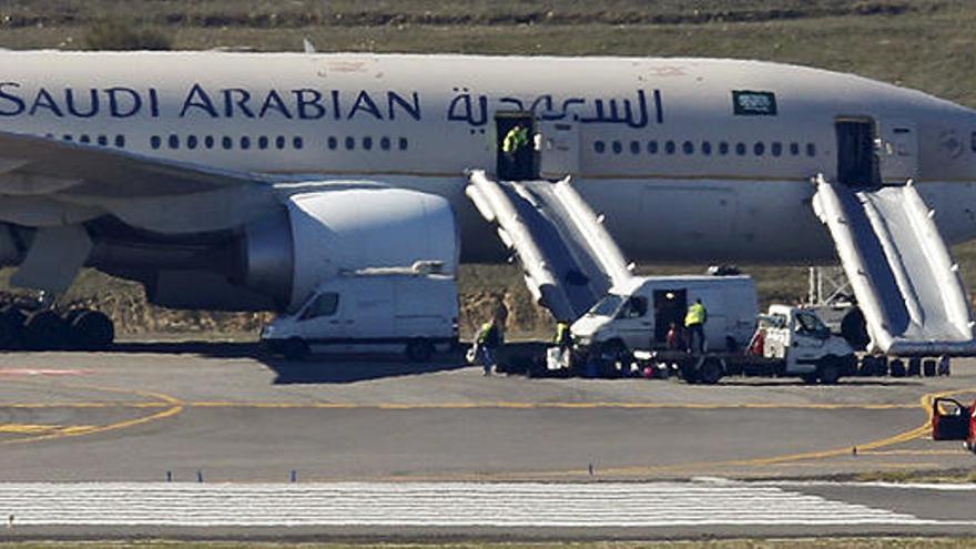 El avión, aislado en una pista de Barajas.