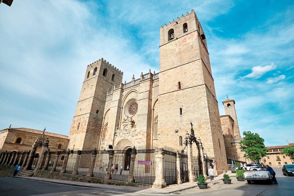 La impresionante catedral de Sigüenza, una fuerte estructura de defensa y religiosa