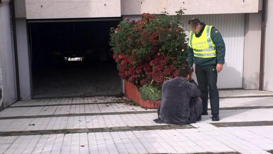 Uno de los agentes, al lado de la víctima. // FdV