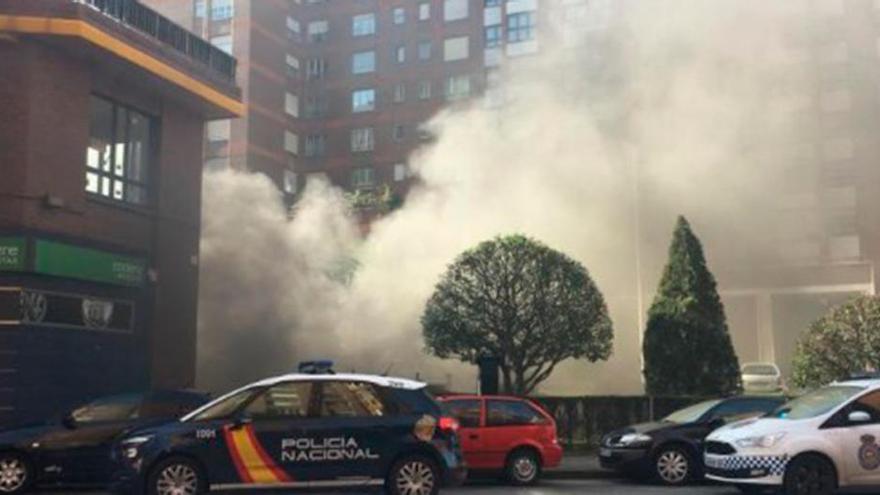 Arde un conche en un garaje de la avenida San Agustín