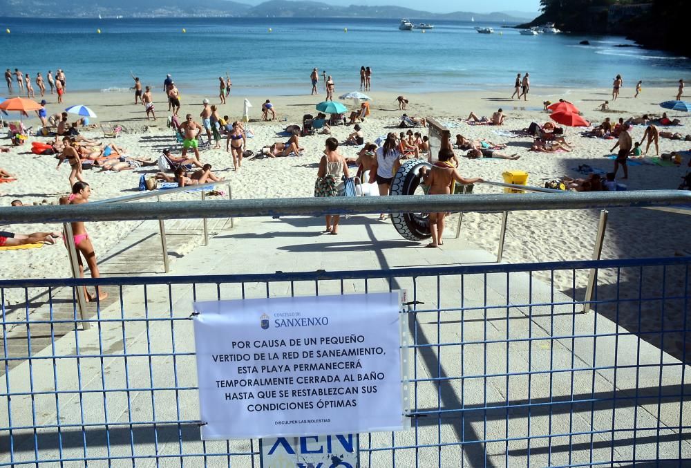 Un vertido en la playa de Caneliñas provocó el izado de la bandera roja