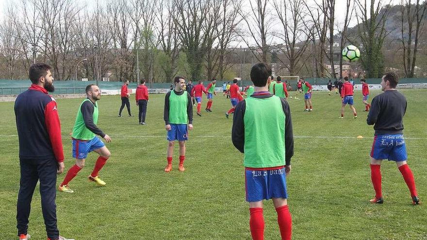 Los jugadores de la Unión Deportiva Ourense, antes de comenzar el partido con el Ribeiro. // Iñaki Osorio