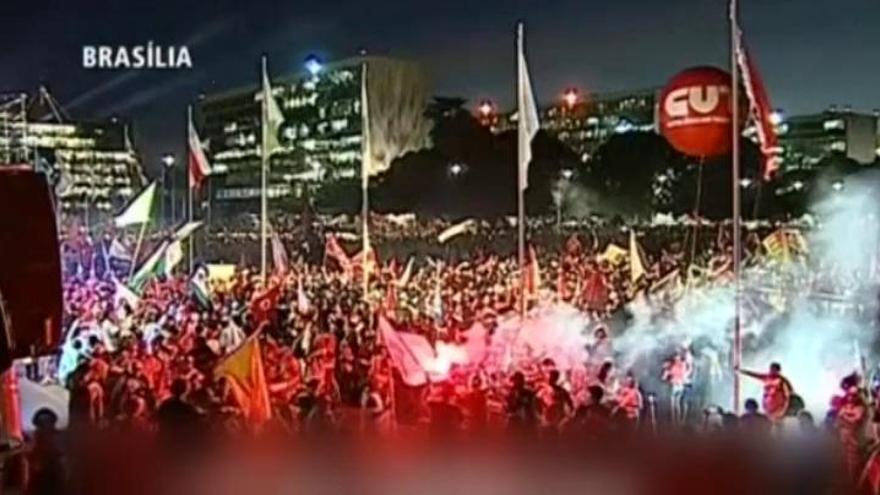 Miles de brasileños salen a la calle para apoyar a Dilma Roussef