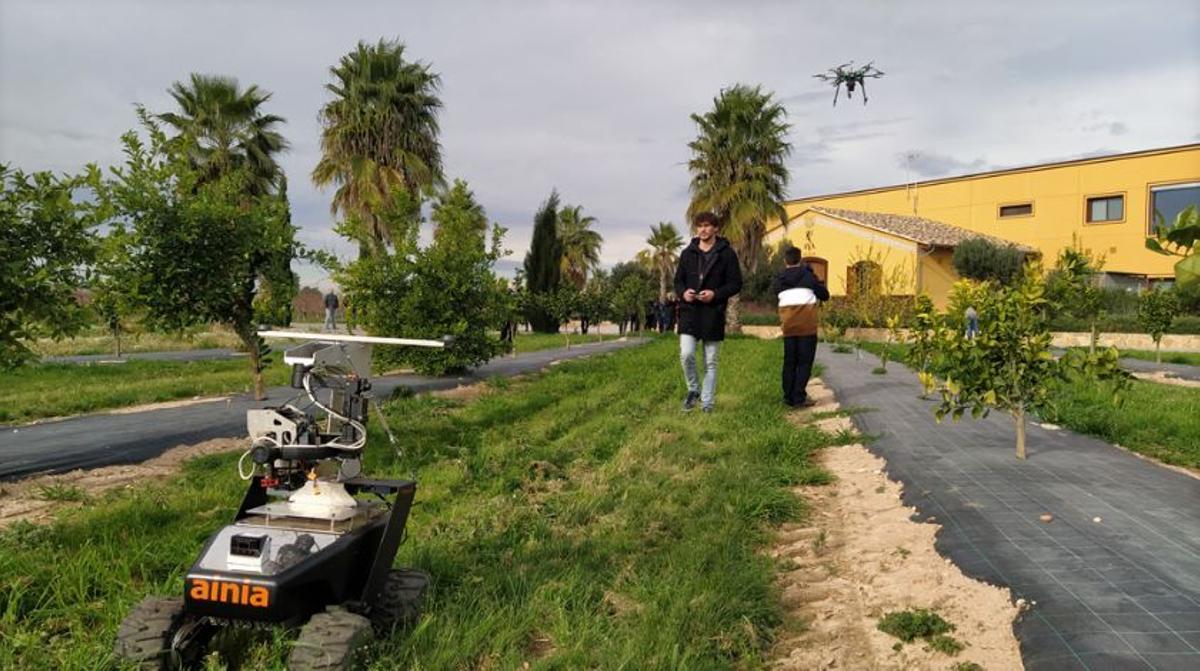 La empresa tecnológica AINIA ha desarrollado el dron que se alía con el robot recolector.