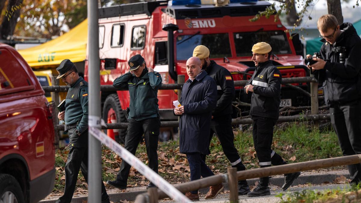 Santa Perpètua de Mogoda, 02/12/2025. El delegado del Gobierno en Catalunya, Carlos Prieto, realiza una comparecencia a las puertas del Centro de Fauna de Torreferrussa para informar sobre el brote de peste porcina africana. Foto: Zowy Voeten / El Periódico