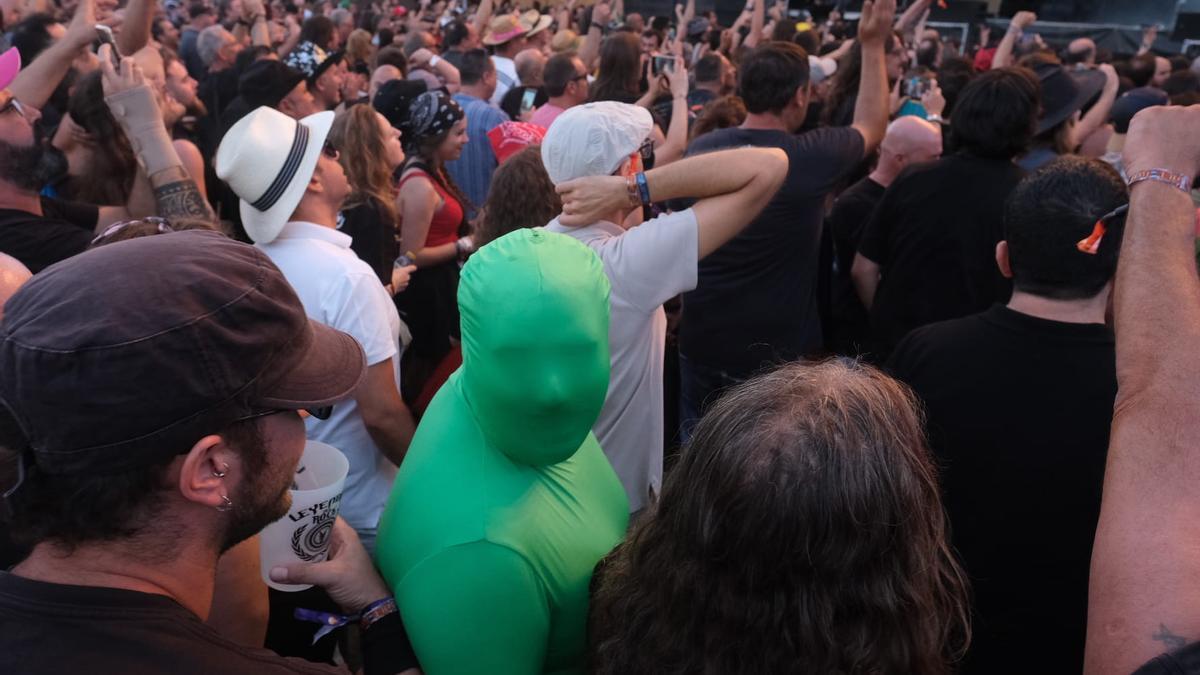 El &quot;hombre verde&quot; no quiso perderse la cita con el Rock en Villena.