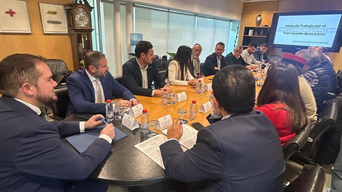 El director general de Movilidad y Transportes, José Antonio Verdú, durante su participación en la Mesa de trabajo para la defensa de la recuperación de la conexión ferroviaria estratégica entre Andalucía y el Levante (Tren Guadix-Baza-Lorca), celebrada en Granada este martes.