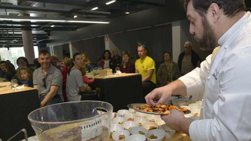 La degustación de mejillones en la jornada de promoción de la ría organizada por el GAC 5, en el nuevo mercado de Ribeira. // FDV