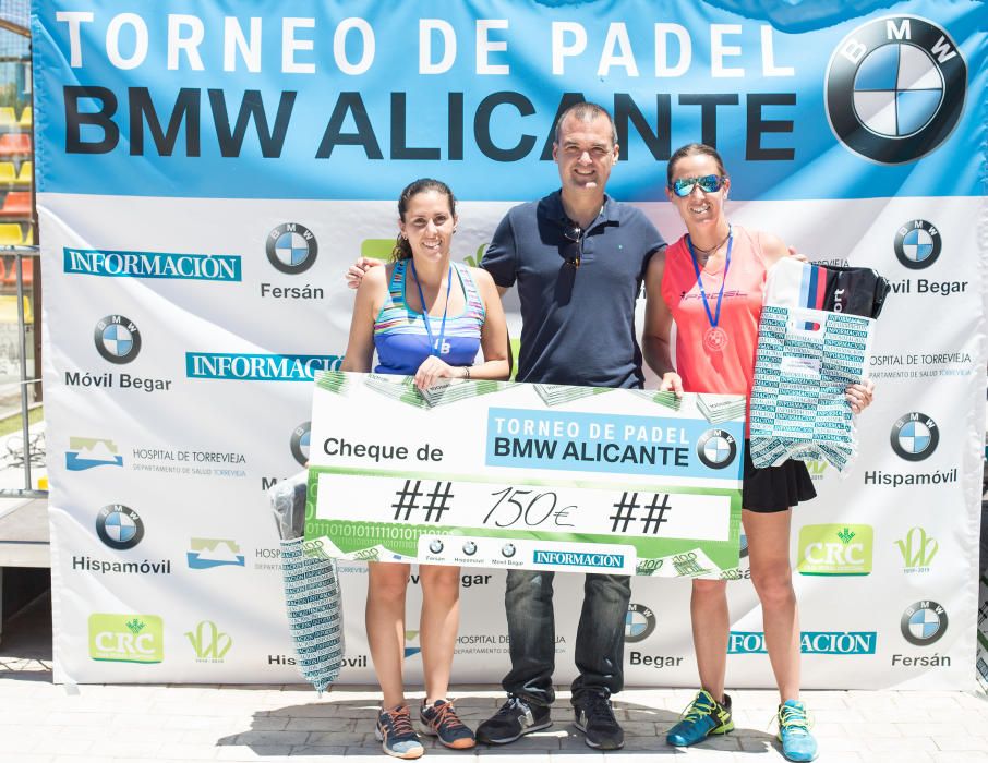 Subcampeonas 2ª categoría femenina: Sandra Giménez y Amelia Boix. Entrega el premio Antonio Amorós, gerente de Móvil Begar