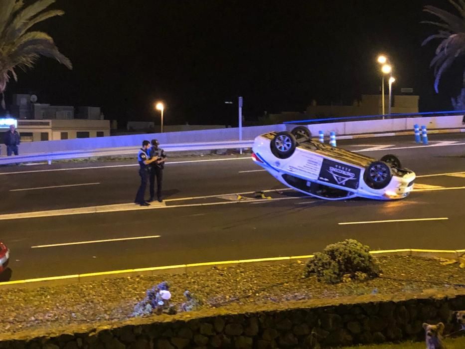 Vuelca un taxi en Santa Cruz de Tenerife