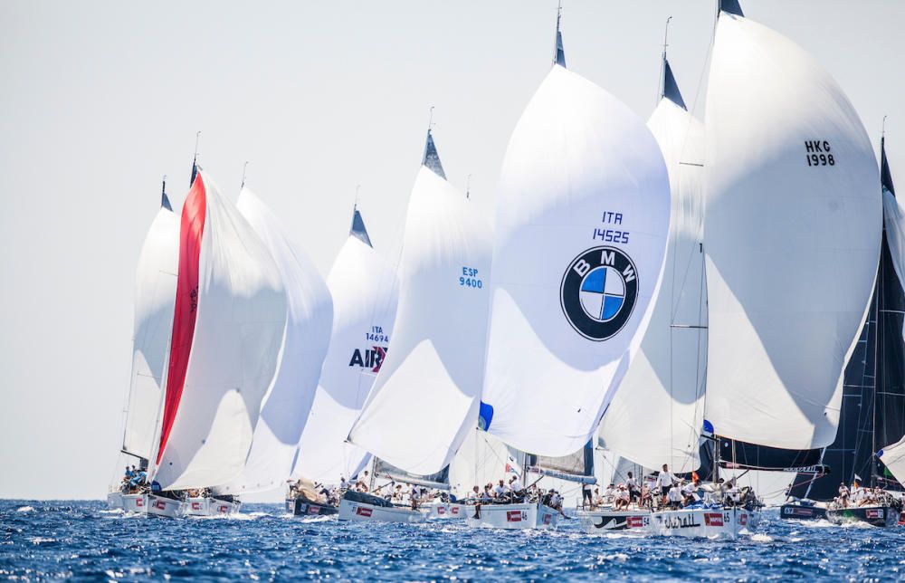 Noch bis Samstag (6.8.) laufen die Boote jeweils um 12 Uhr am Real Club Náutico aus. Ab 17 Uhr werden im Crew Village Feste für die dann zurückkehrenden Yachties veranstaltet. Der Zugang zum Regatta-Areal ist theoretisch nur den Teilnehmern sowie geladenen Gästen vorbehalten, wer freundlich fragt, kommt aber eventuell auch so rein. Die  Regatten selbst können zum Beispiel von der Küste in Son Veri Nou beobachtet werden.