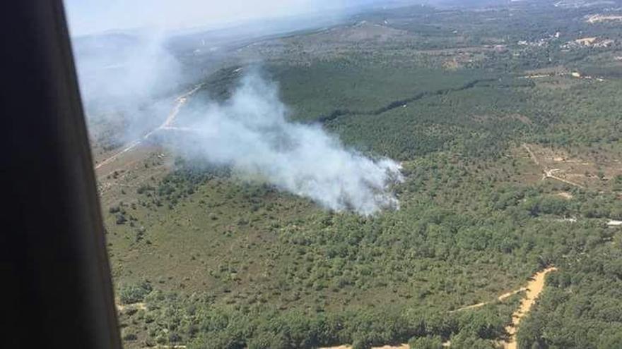 Humo en el incendio de Codesal de Sanabria