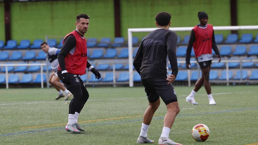 El capitán del Avilés analiza el relevo en el banquillo: "Esperemos dar el cambio que necesita el equipo"