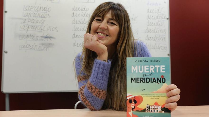 Carlota Suárez posa con su nuevo libro &quot;Muerte en el Meridiano&quot;.
