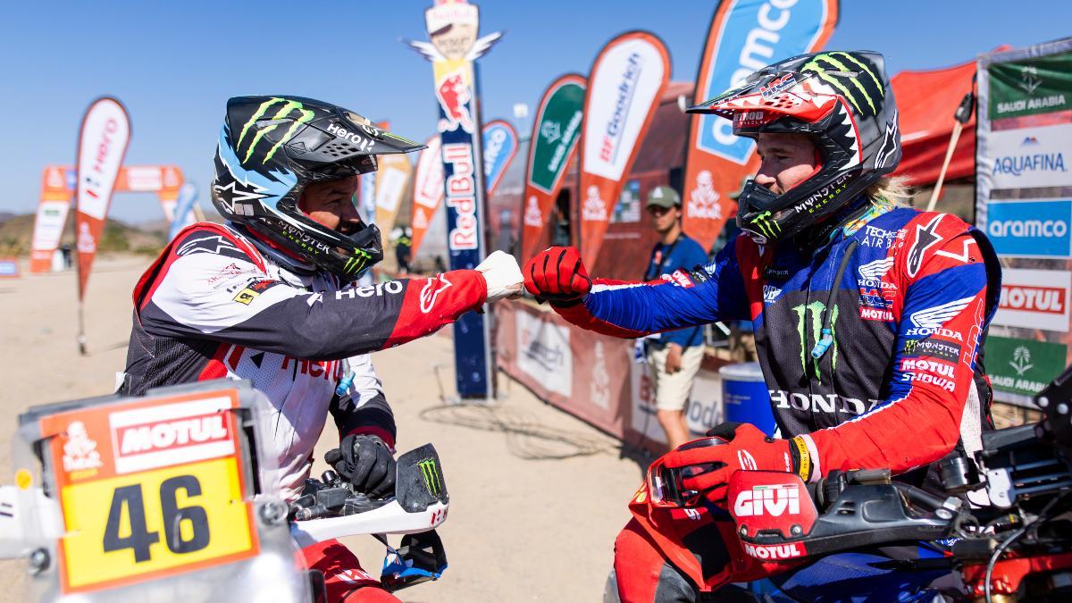 Ross Branch, segundo en la edición de 2024, felicita al campeón de motos del Dakar Ricky Brabec