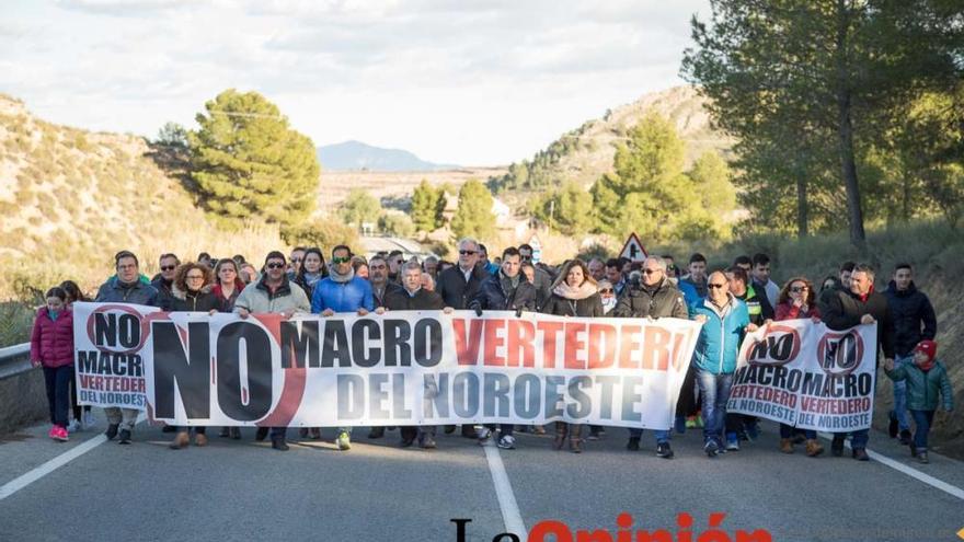 Manifestación en contra del vertedero de Sierra la Puerta en Cehegín