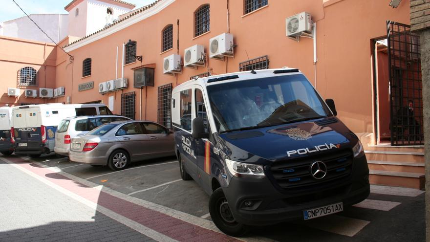 Roba 14.000 euros a la mujer a la que cuidaba en Lorca para arreglarse la boca ella y su novio