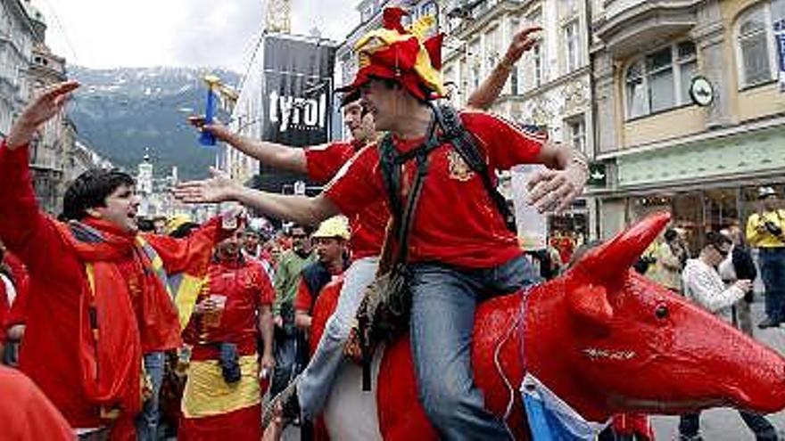 Seguidores de la selección española se dirigen al estadio Tívoli de Innsbruck, Austria, para asistir al partido del grupo D de la Eurocopa 2008 contra Suecia, que ambos equipos disputaron.