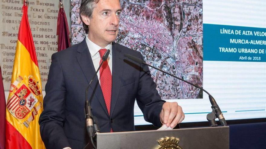 El exministro De la Serna cuando presentó el proyecto del AVE a Lorca.