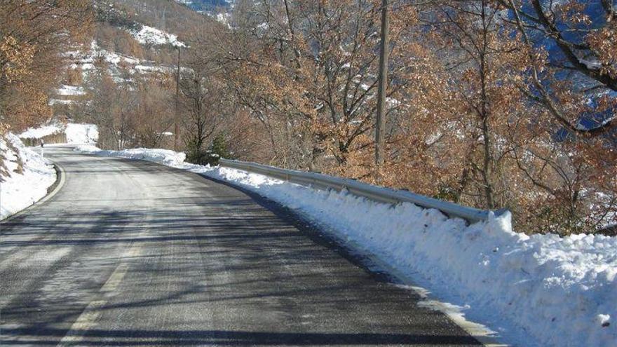 Varias carreteras afectadas por la nieve en Huesca